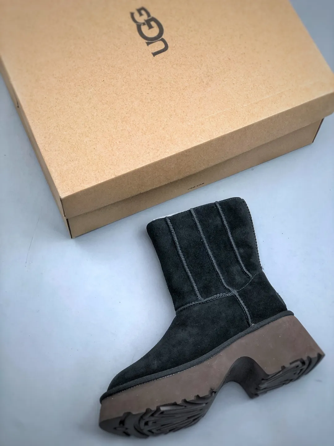 Local self-pickup💰700 supports store placement. The top version on the market UGG Fishman Thick-soled Pencil Boots. 5cm thick sole. Xiaohongshu’s hot model. Produced by a major foreign trade factory in Guangzhou. Toe box to insole are all made of genuine sheep fur. Independent outer box packaging. Chip. Waterproof technology. Differentiated from any version on the market. 5cm thick sole. Independent original development of outsole. Cashmere insole. Keep warm in winter. It is a very suitable choice for home use. In the new year, uug launches a style series. Partly catered to the preferences of young consumers, it has also moved to the forefront of fashion trends. Shoe body material: water-repellent coated suede upper, 17 mm UGGPURE™ implanted wool insole, lightweight non-slip and comfortable rubber outsole, with brand LOGO and trademark, with full packaging. Size: 35 36 37 38 39 40